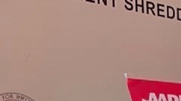 Beth Finkel, directora estatal de AARP New York habla durante el evento. Le acompañan,  Letitia James, la fiscal general de Nueva York; Mark Levine, presidente del distrito de Manhattan; David Garza, presidente y director ejecutivo de Settlement; y el concejal Christopher Marte.