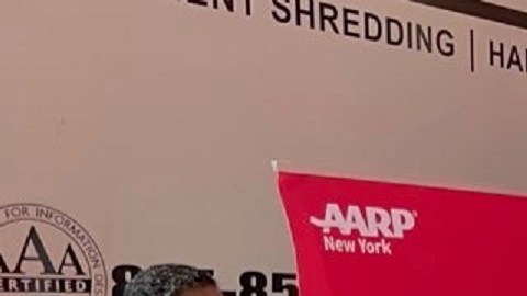 Beth Finkel, directora estatal de AARP New York habla durante el evento. Le acompañan,  Letitia James, la fiscal general de Nueva York; Mark Levine, presidente del distrito de Manhattan; David Garza, presidente y director ejecutivo de Settlement; y el concejal Christopher Marte.