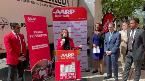 Beth Finkel, directora estatal de AARP New York habla durante el evento. Le acompañan,  Letitia James, la fiscal general de Nueva York; Mark Levine, presidente del distrito de Manhattan; David Garza, presidente y director ejecutivo de Settlement; y el concejal Christopher Marte.