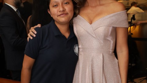 La colombiana Claudia Espinosa (a la derecha) conoce los desafíos de las jovencitas para abrirse paso en la Gran Manzana.