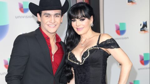 Julián Figueroa junto a su mamá Maribel Guardia.