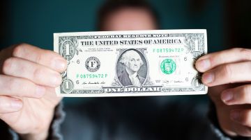 Cómo saber si un billete de $1 dólar puede vale $7,500 o más