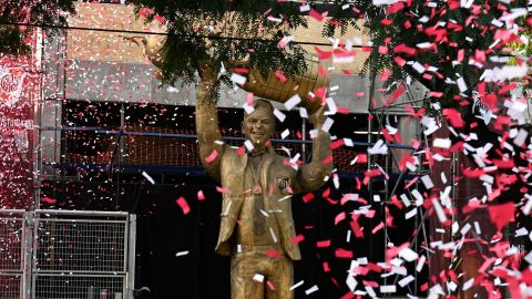 La estatua en honor a Marcelo Gallardo es develada en los alrededores del Monumetal.