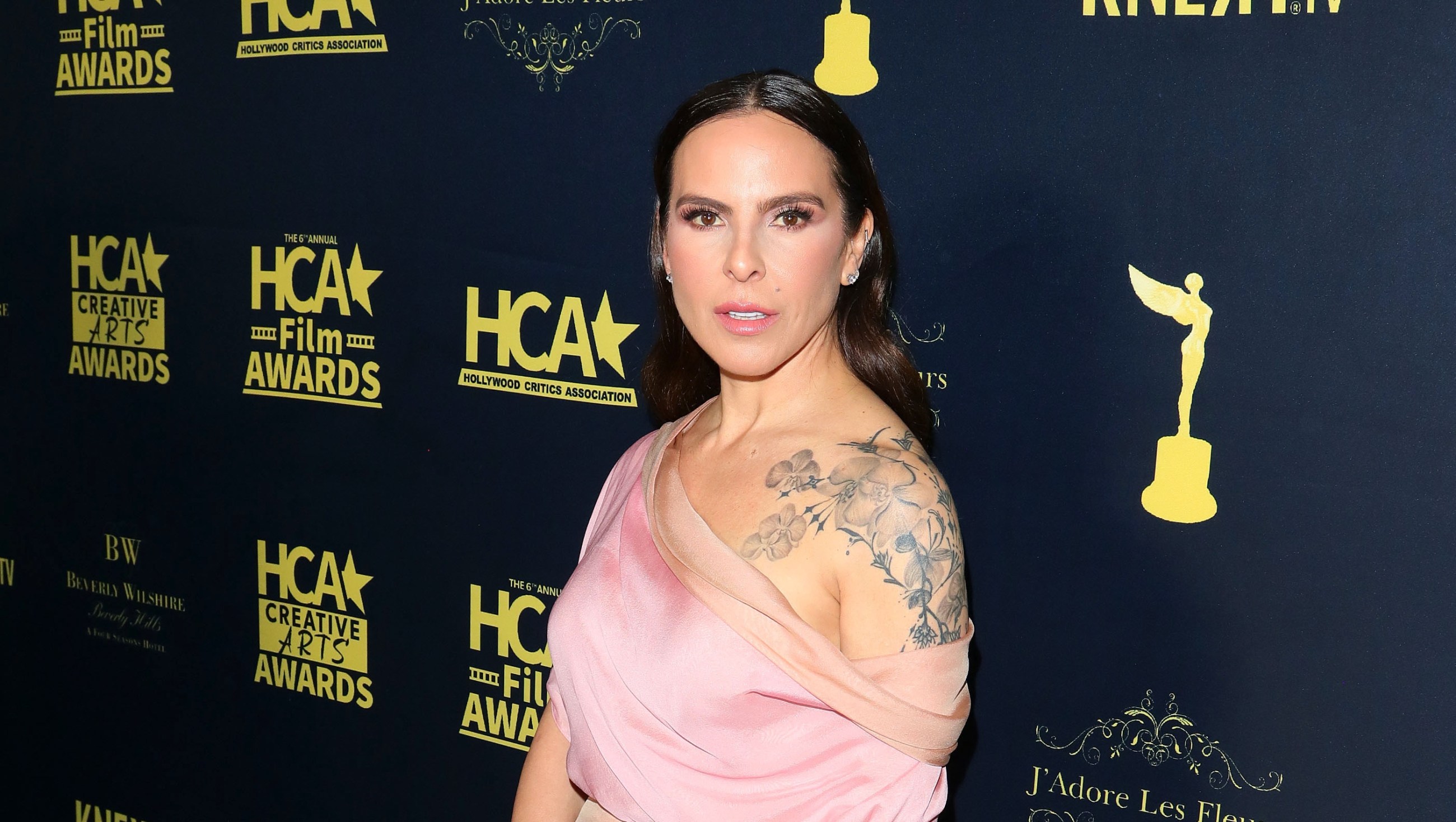 Kate del Castillo abre su chaqueta y sin brasier muestra sus voluptuosos  atributos - El Diario NY