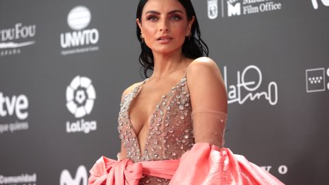 Aislinn Derbez en la alfombra roja de la X edición de los Premios Platino 2023.