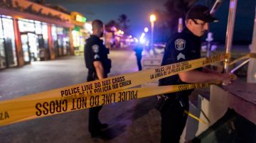 Policías cierran el área donde se produjeron disparos a lo largo de un paseo marítimo en Hollywood, Florida.