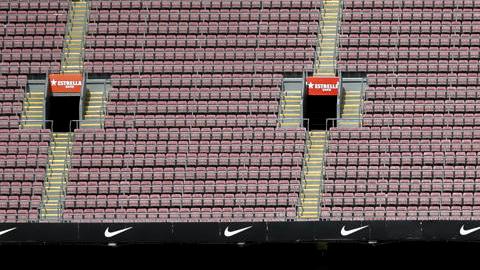Vista de las gradas vacías del Camp Nou en Barcelona.