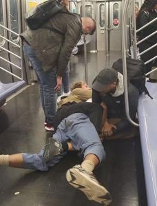 Declaran homicidio estrangulamiento en vagón del Metro de Nueva York; BLM protesta tras liberación de sospechoso y alcalde recuerda crisis de salud mental