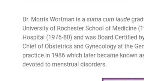 Dr. Morris Wortman en el  portal de su consultorio.