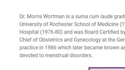 Dr. Morris Wortman en el  portal de su consultorio.