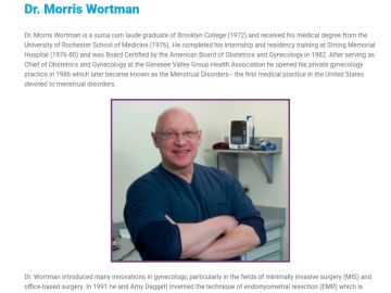 Dr. Morris Wortman en el  portal de su consultorio.