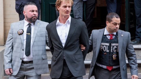 Daniel Penny, al centro, al entregarse a NYPD.