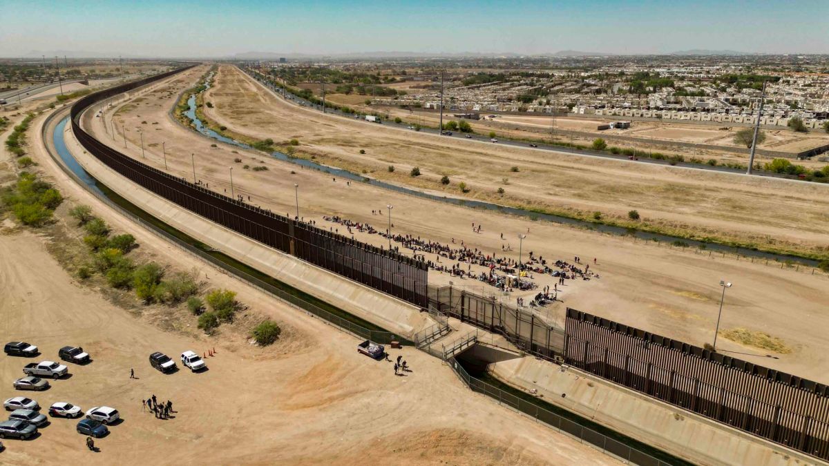 Cruces en la frontera de Estados Unidos cayó a la mitad durante el fin