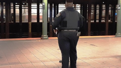 Agente NYPD en el Metro/Archivo.