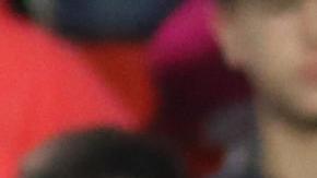 Uzuni celebra con sus compañeros luego de marcar el primero de los dos goles del Granada.