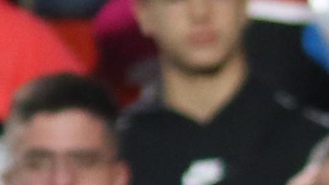 Uzuni celebra con sus compañeros luego de marcar el primero de los dos goles del Granada.