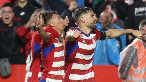 Uzuni celebra con sus compañeros luego de marcar el primero de los dos goles del Granada.