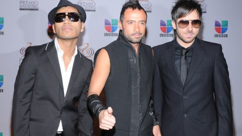 El grupo Camila desfila por la alfombra roja de Premio Lo Nuestro 2011.