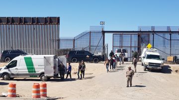 Estados Unidos detiene a cientos de migrantes en El Paso antes del fin de la deportación exprés.