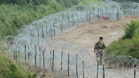 Título 8 devuelve tranquilidad a la frontera: cesan cruces y pasan inmigrantes por puente.