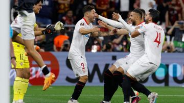 Los jugadores del Sevilla celebran el gol ganador anotado por Montiel para proclamarse campeones de la Europa League.