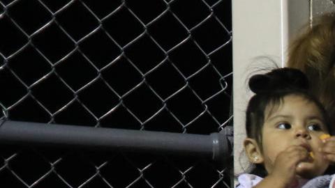 Migrantes en Ciudad Juárez esperan que sin Título 42 aumenten las citas para asilo.