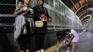 Migrantes en Ciudad Juárez esperan que sin Título 42 aumenten las citas para asilo.