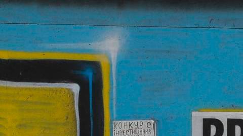 Un grupo de personas pasa frente a un cartel contra la guerra en el centro de Kiev.