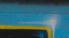 Un grupo de personas pasa frente a un cartel contra la guerra en el centro de Kiev.