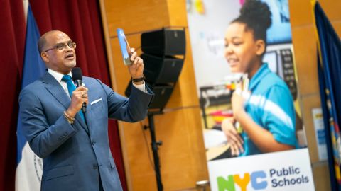El canciller de escuelas David Banks anunció la estrategia 'NYC lee"