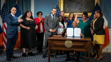 El alcalde, Eric Adams, firmó la ley que prohíbe discriminar en asuntos de empleo y vivienda a personas por su peso o estatura en NYC