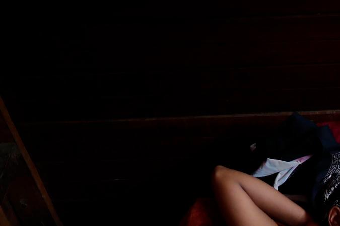 Una migrante venezolana junto a su hijo descansan en un albergue temporal tras cruzar la selva del Darién.