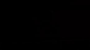 Una migrante venezolana junto a su hijo descansan en un albergue temporal tras cruzar la selva del Darién.