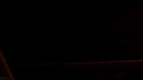 Una migrante venezolana junto a su hijo descansan en un albergue temporal tras cruzar la selva del Darién.