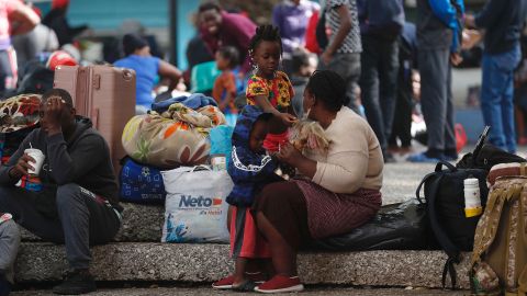 Migrantes se mantienen en campamento de la Ciudad de México pese a intento de desalojo