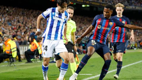 Ansu Fati disputa una pelota ante Takefusa Kubo en el partido entre el Barcelona y la Real Sociedad.