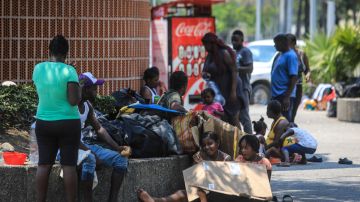 Migrantes haitianos son abandonados en Acapulco, en el Pacífico mexicano.