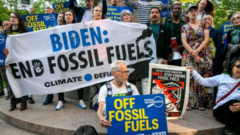 Actriz Jane Fonda protesta contra Biden en Manhattan, NY.