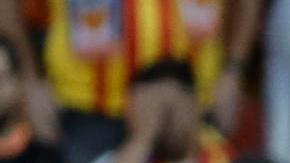 César Montes (derecha) se lamenta tras el pitazo final del partido entre el Espanyol y el Valencia