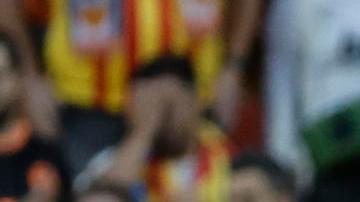 César Montes (derecha) se lamenta tras el pitazo final del partido entre el Espanyol y el Valencia