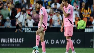César Montes (derecha) se lamenta tras el pitazo final del partido entre el Espanyol y el Valencia