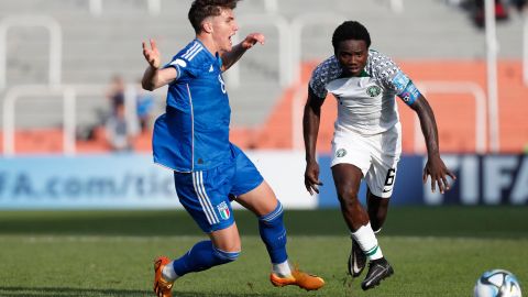 Daniel Bameyi disputa un balón con el italiano Cesare Casadei en el Mundial Sub-20.