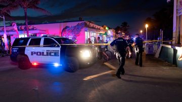 Policías cierran el área donde se produjeron disparos a lo largo de un paseo marítimo en Hollywood, Florida