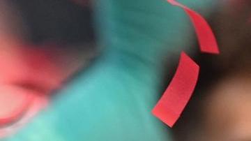 Thomas Müller y Manuel Neuer , Rusia levantan el trofeo de campeón de la Bundesliga.