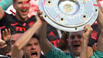 Thomas Müller y Manuel Neuer , Rusia levantan el trofeo de campeón de la Bundesliga.