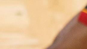 Jayson Tatum disputa un balón con Max Strus en el quinto juego de la serie.