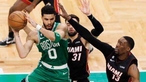 Jayson Tatum disputa un balón con Max Strus en el quinto juego de la serie.