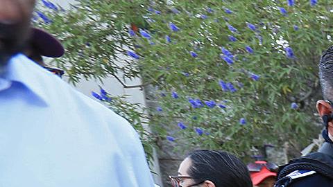 Policías mexicanos desalojan a migrantes varados en calles de la fronteriza Ciudad Juárez.