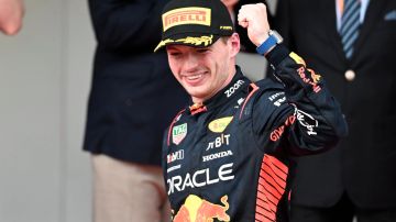 Verstappen celebra en el podio tras haberse llevado el GP de Mónaco.