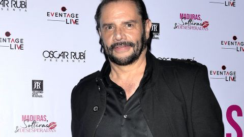 Héctor Parra es uno de los invitados a la función de las 100 representaciones de la comedia "Maduras, Solteras y Desesperadas" en el Teatro San Rafael/México, 5 de noviembre 2019.